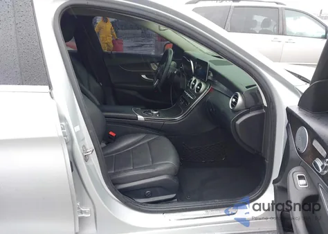 2020 Mercedes-Benz C 300 z USA, uszkodzony, nr VIN 55SWF8DB5LU328800